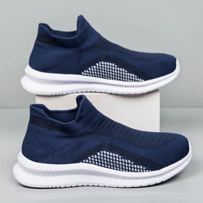 Men's low-top casual sneaker in black with a popcorn flyknit fabric upper and round toe.