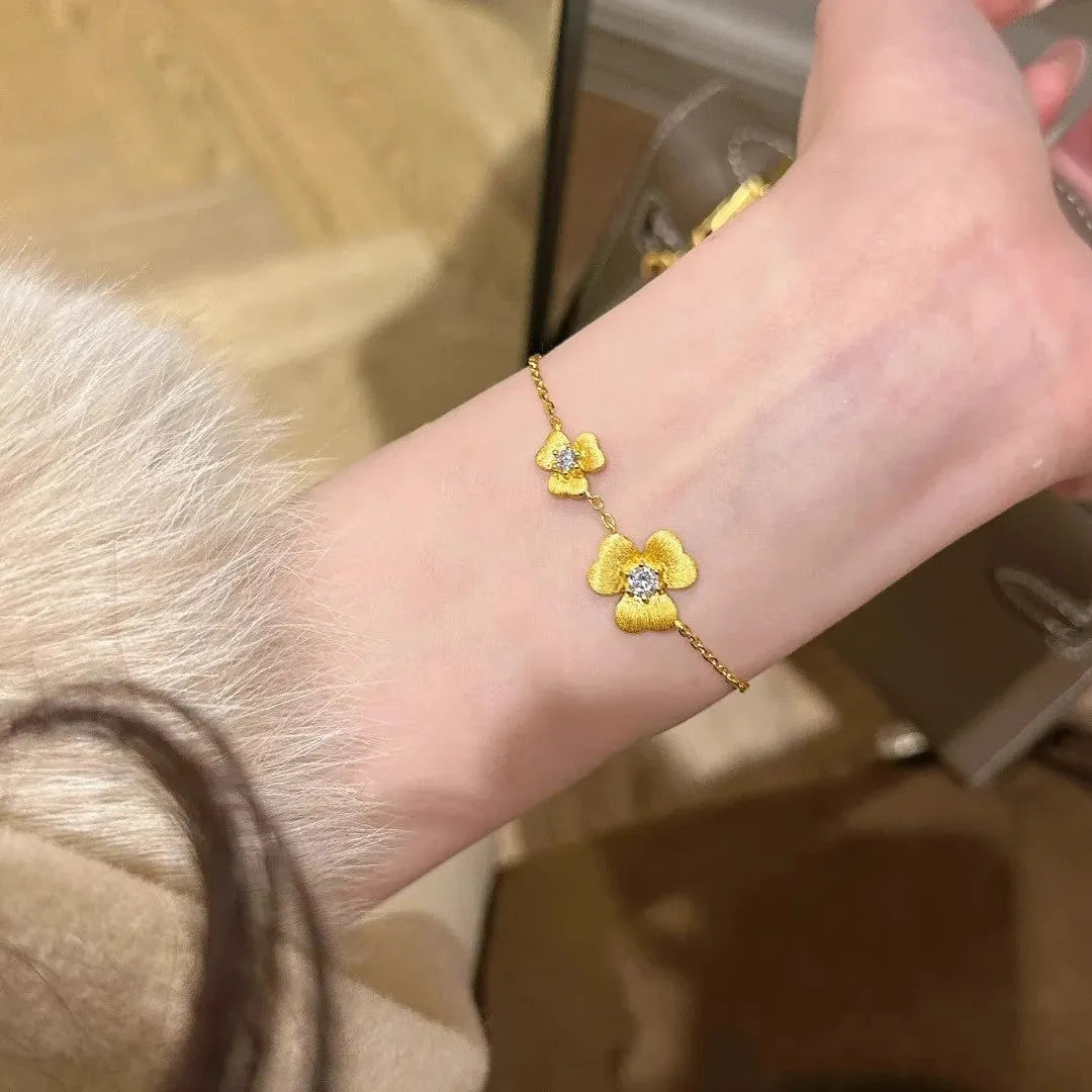 Gold-feeling brushed clover bracelet for women in retro flower shape, yellow gold or silver electroplated finish
