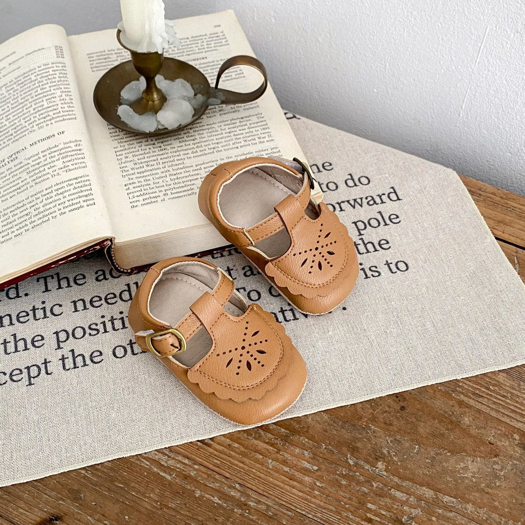Girls' non-slip summer shoes with hollow out PU upper, rubber sole and buckle fastening, in black, khaki, beige or brown, sizes S to L.