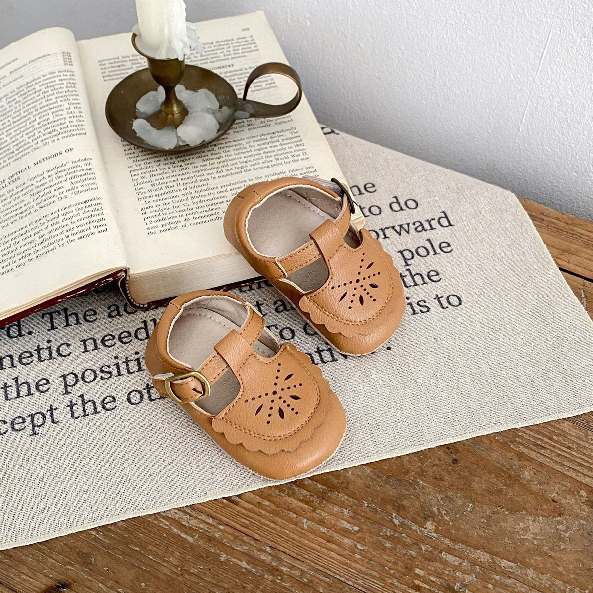 Girls' non-slip summer shoes with hollow out PU upper, rubber sole and buckle fastening, in black, khaki, beige or brown, sizes S to L.