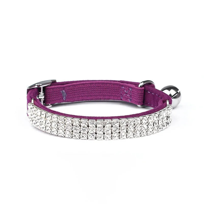 Rhinestone-decorated velvet cat collar adjustable from 20 to 30 cm.