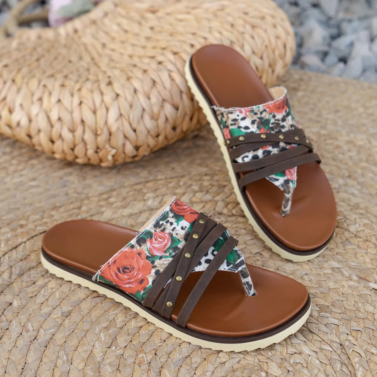 Plus size beach sandals slippers in flip-flop style with artificial PU upper and rubber sole