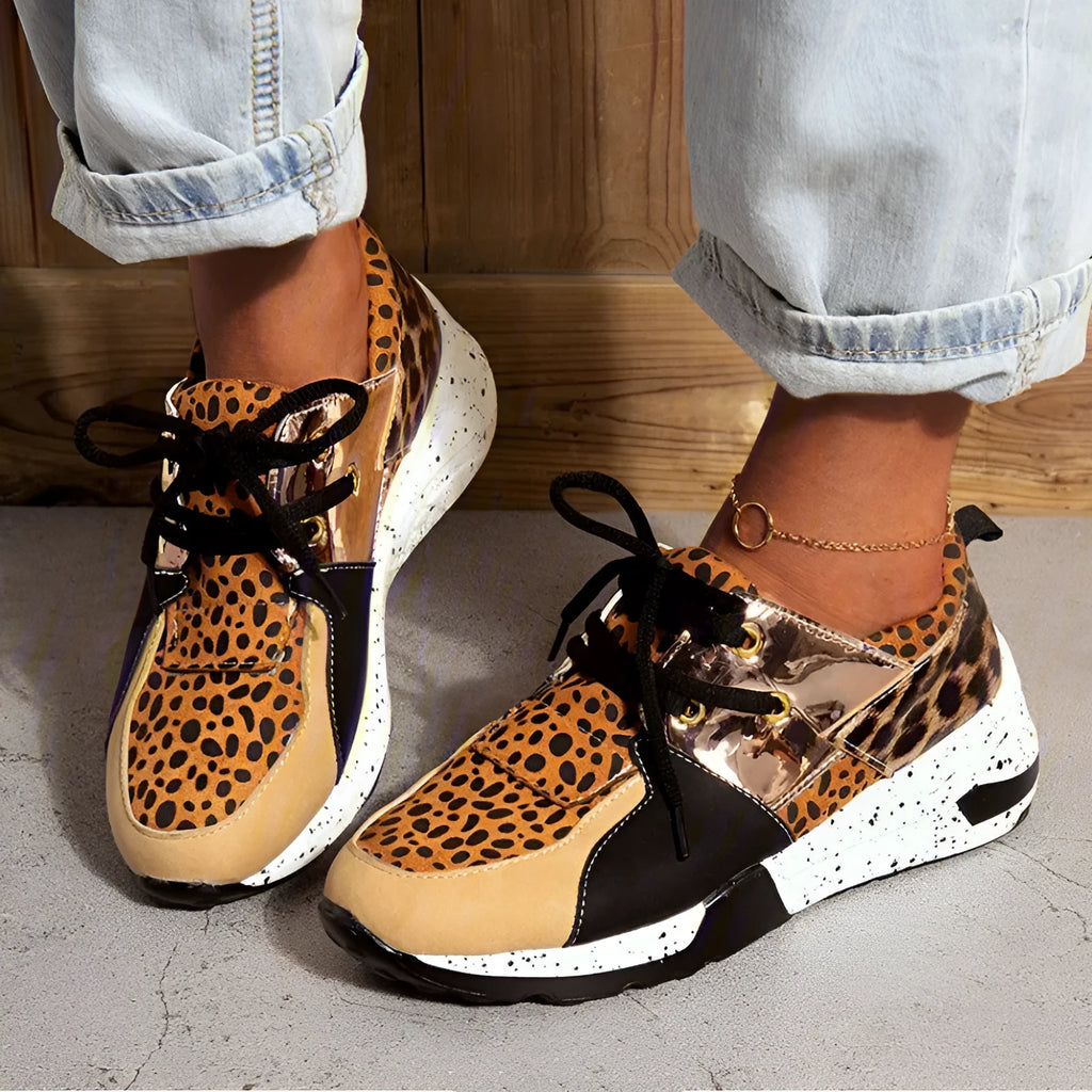 Women's casual wedge sneakers in suede with a round toe and 3-5cm heel on a lightweight sole.