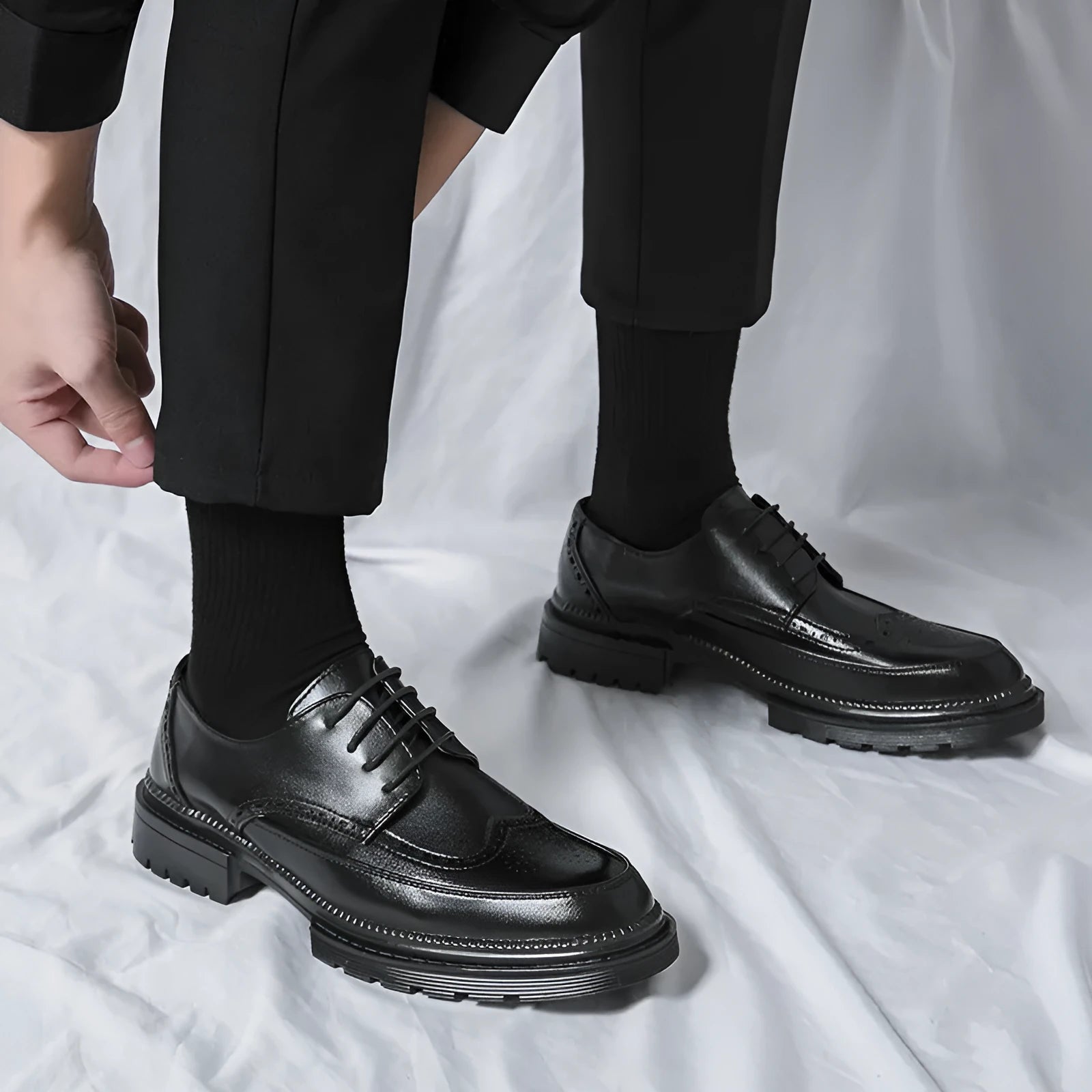 Men's Korean-style pointed PU leather shoes in black, low-top with rubber sole