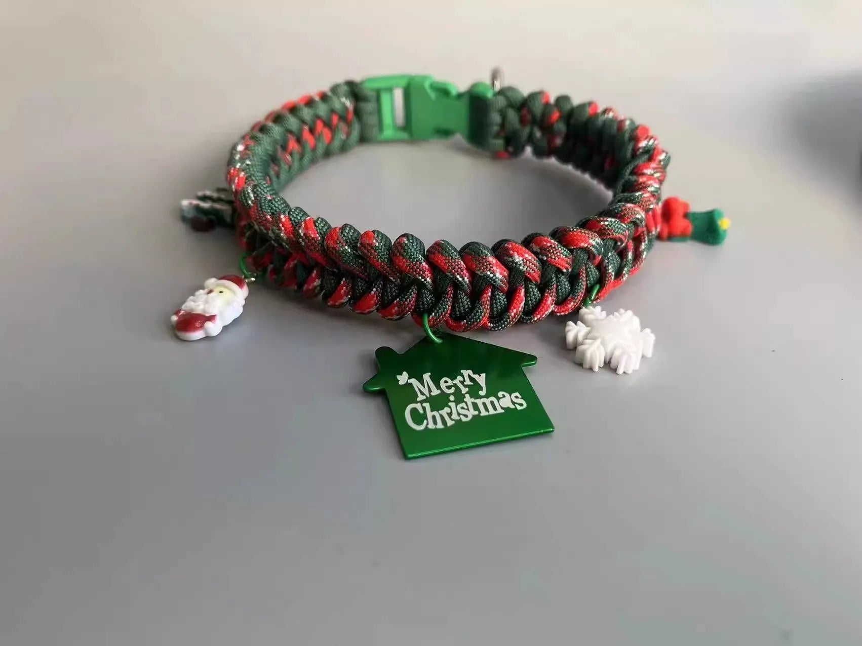 Green hand holding rope dog leash with P chain attachment and zinc alloy release buckle