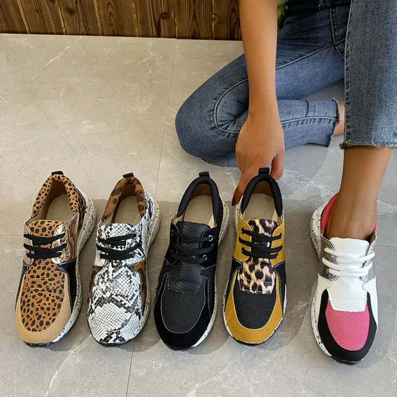 Women's casual wedge sneakers in suede with a round toe and 3-5cm heel on a lightweight sole.