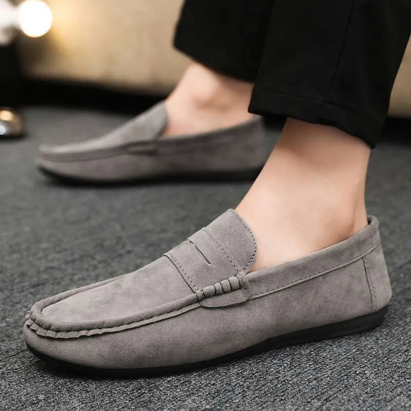 Men's Gommino Korean slip-on loafers in black with grape particle texture detail and rubber sole