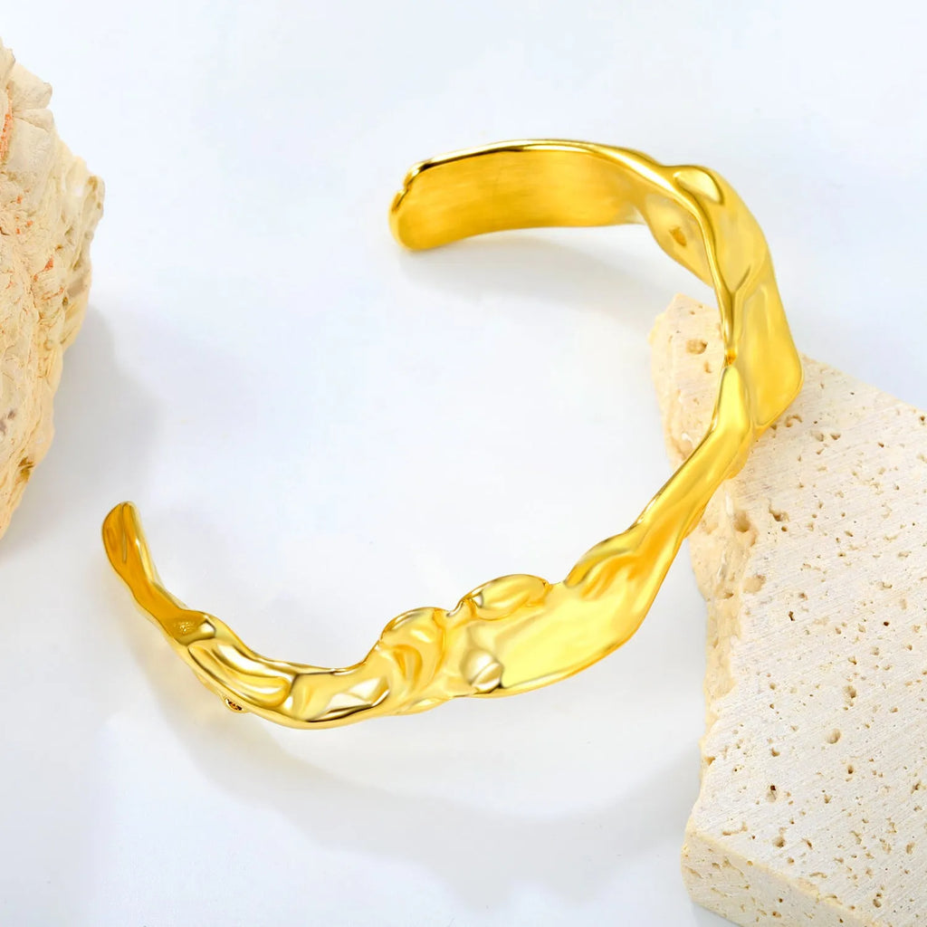 Stainless steel bracelet with advanced European design in three colour variations