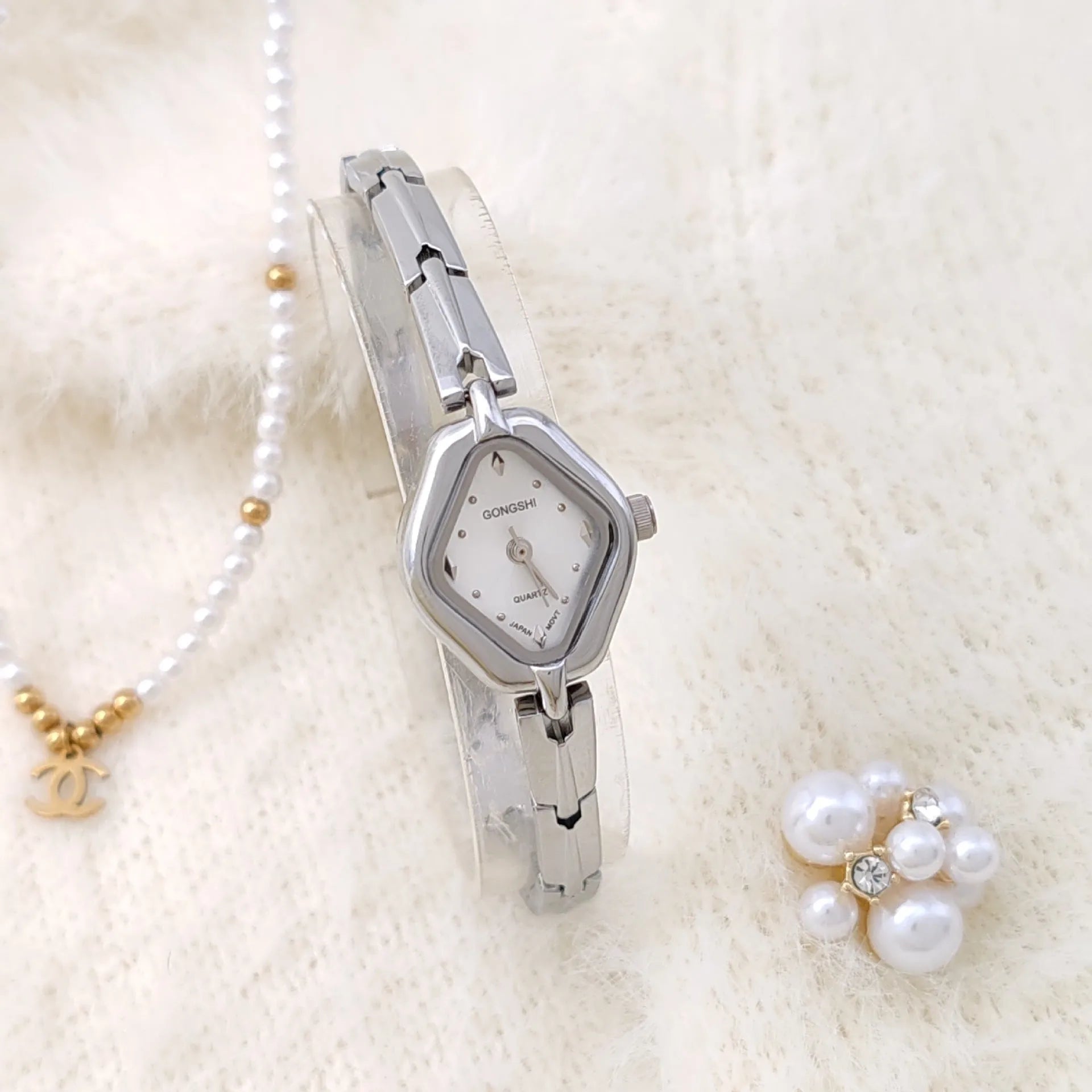 Women's gold or silver fashion bracelet watch with 18mm dial and chain strap.