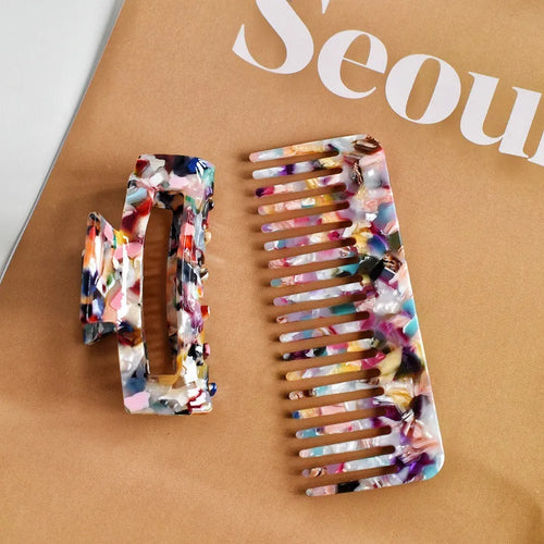 Acetic acid hair comb with wide teeth and matching holding clip in beige grain finish