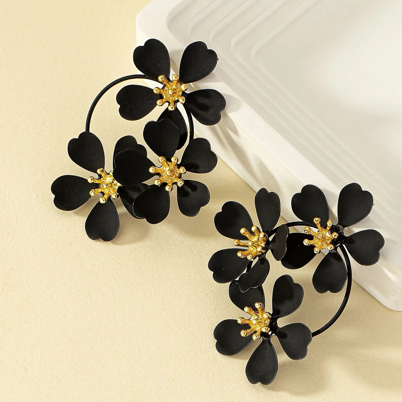 Retro floral earrings for women in black or white with iron construction
