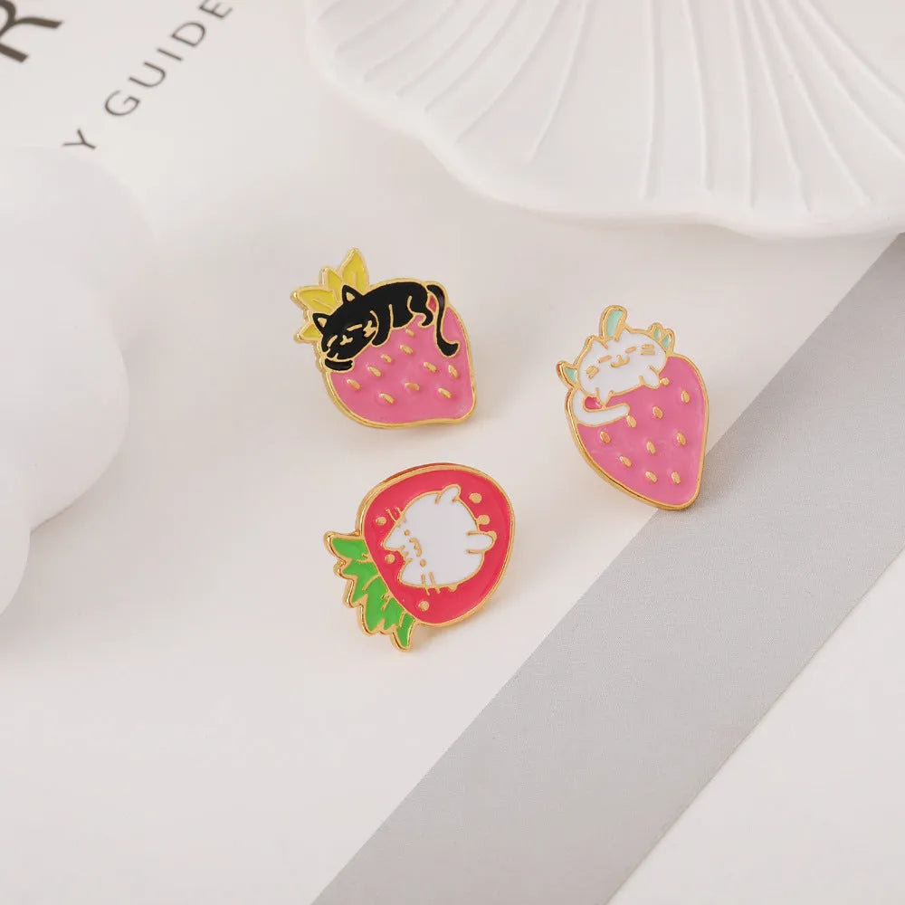 Cute cat strawberry metal brooch with dripping oil design in alloy construction