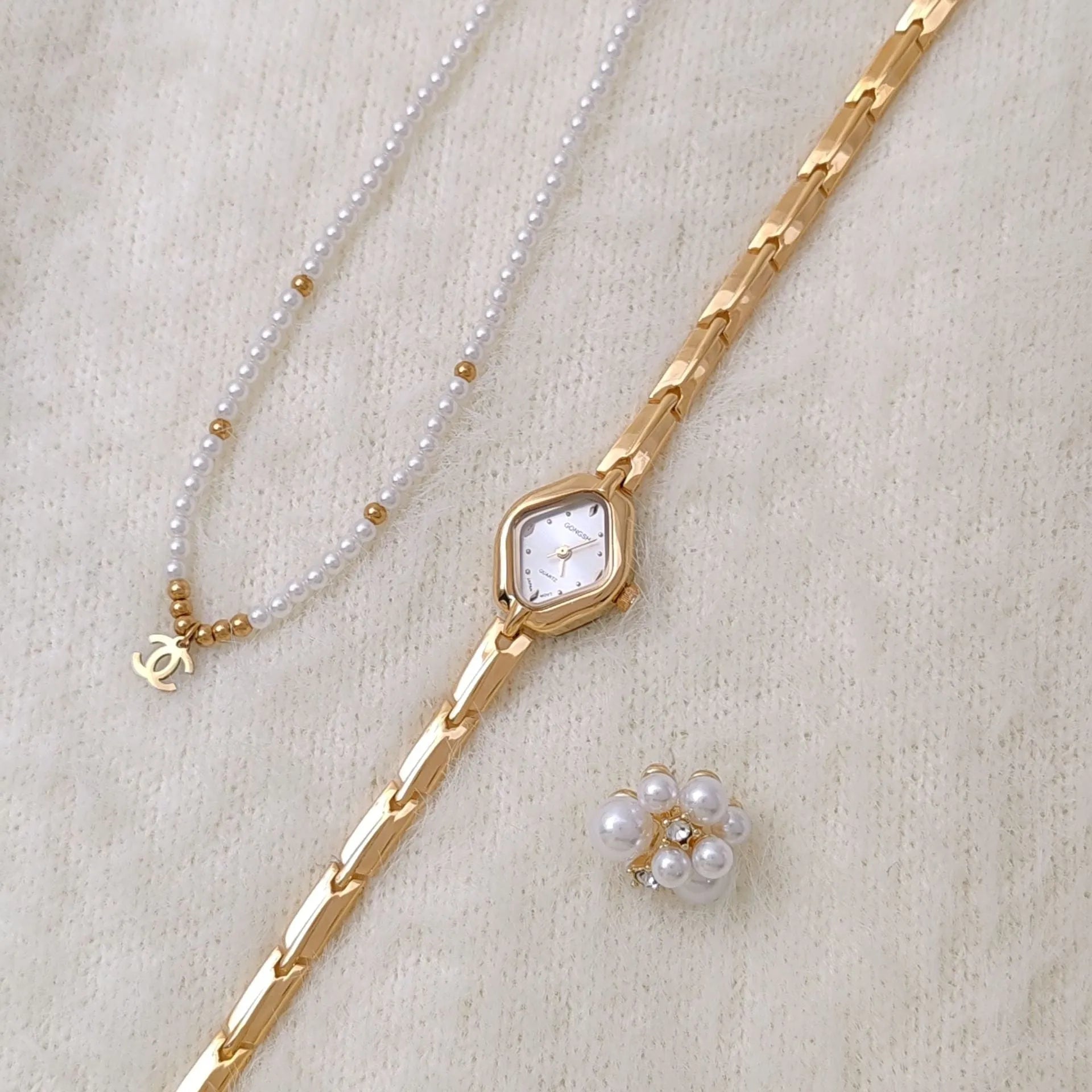Women's gold or silver fashion bracelet watch with 18mm dial and chain strap.
