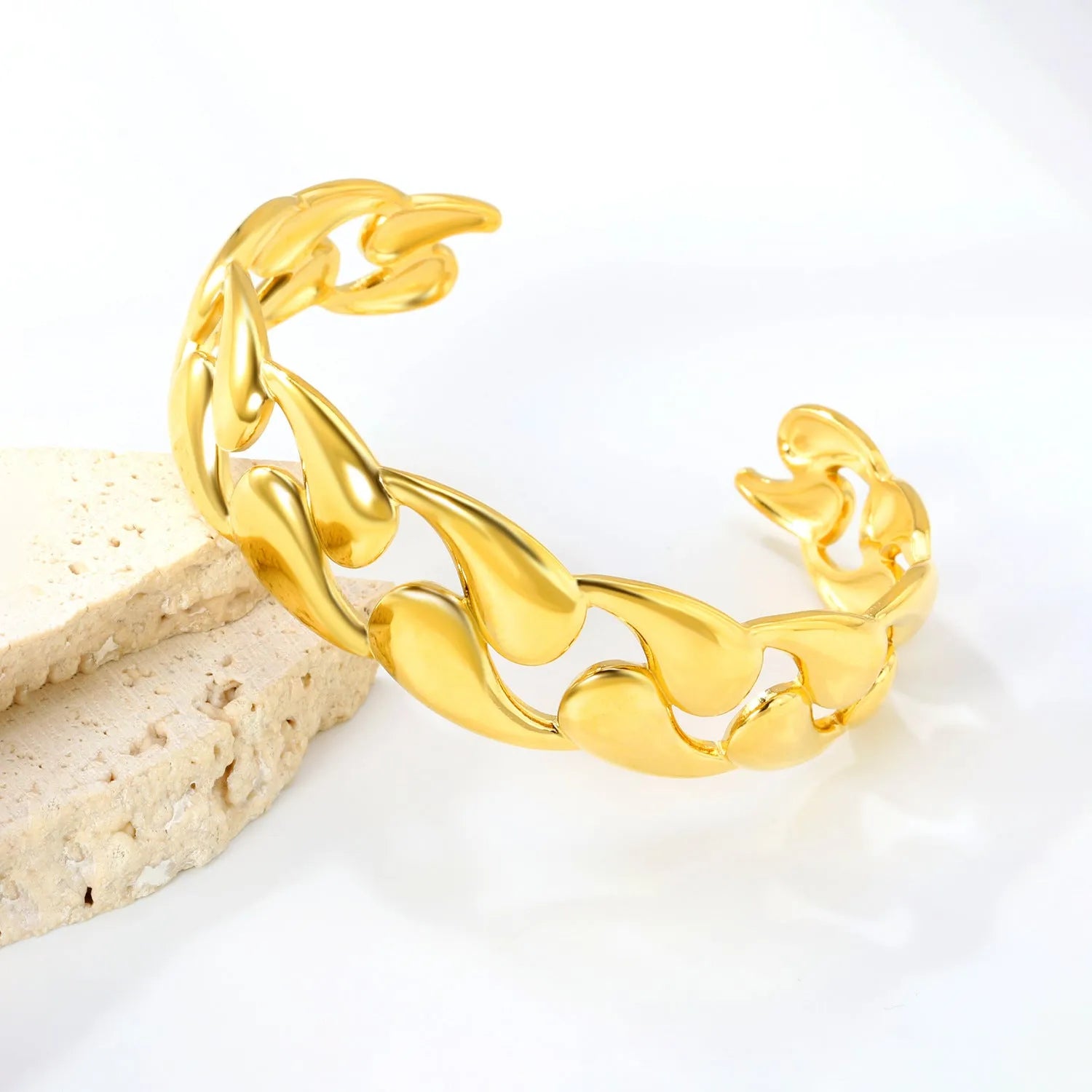 Stainless steel bracelet with advanced European design in three colour variations