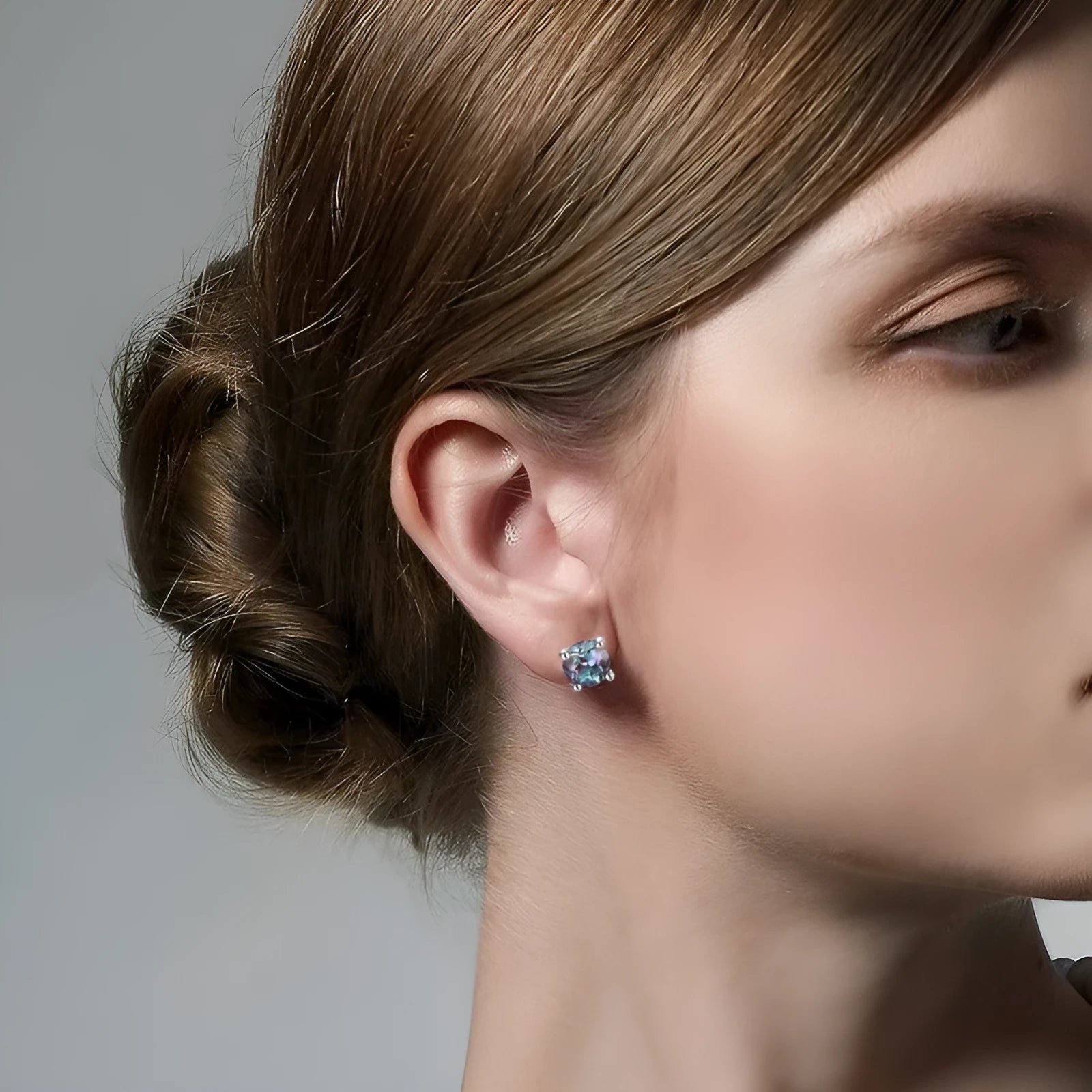Simple round geometric 925 silver ear studs with a cultivate Alexandrite stone for women.