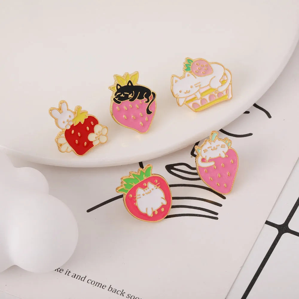 Cute cat strawberry metal brooch with dripping oil design in alloy construction