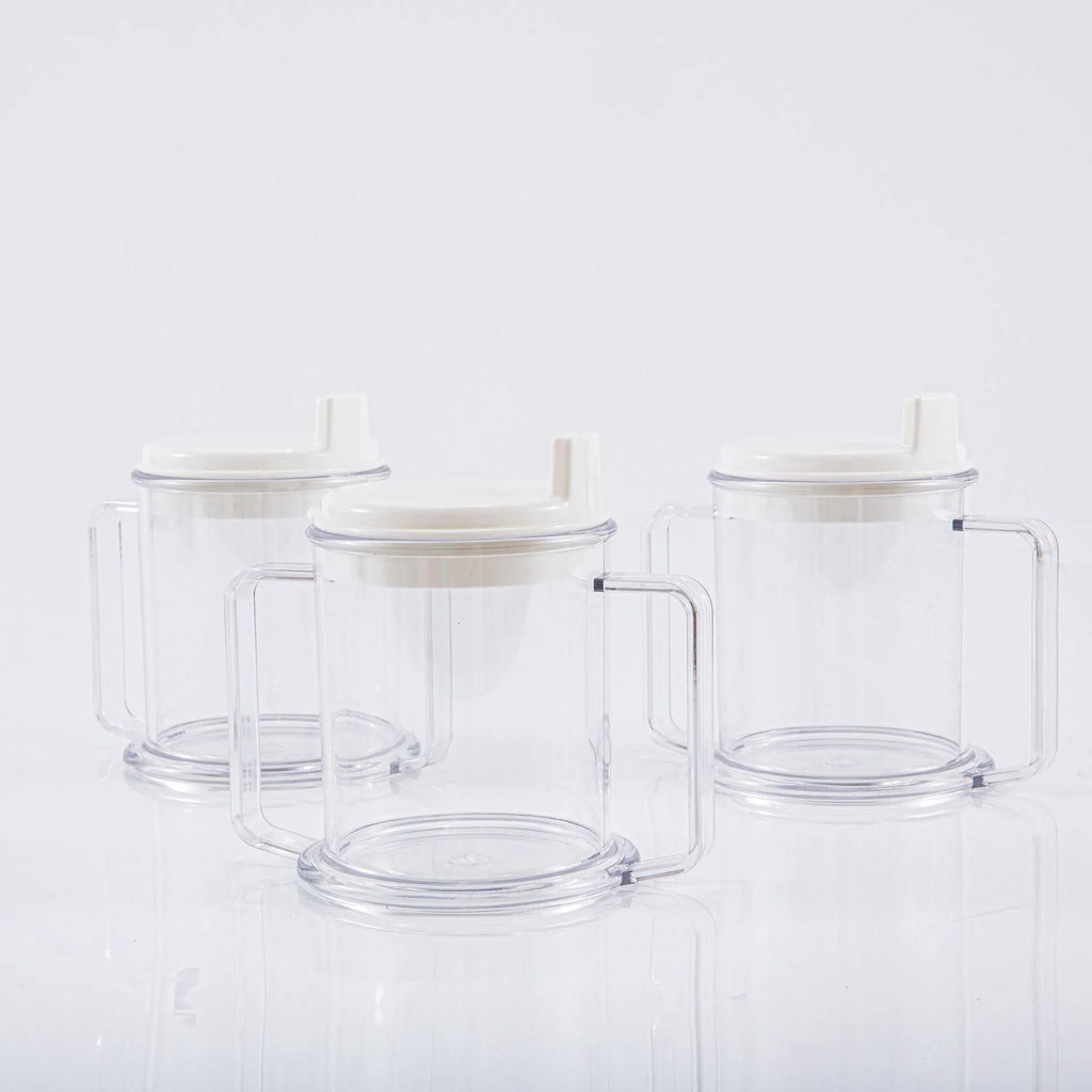 Transparent plastic drinking cup with spill-proof lid on a plain background.