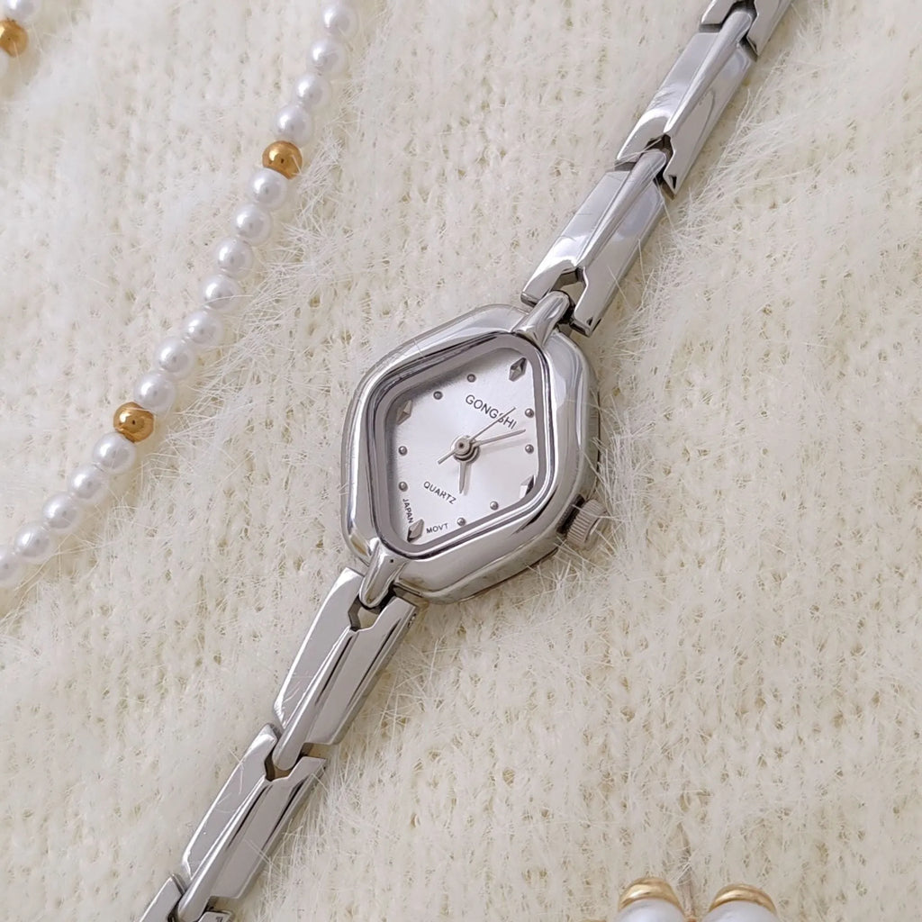 Women's gold or silver fashion bracelet watch with 18mm dial and chain strap.