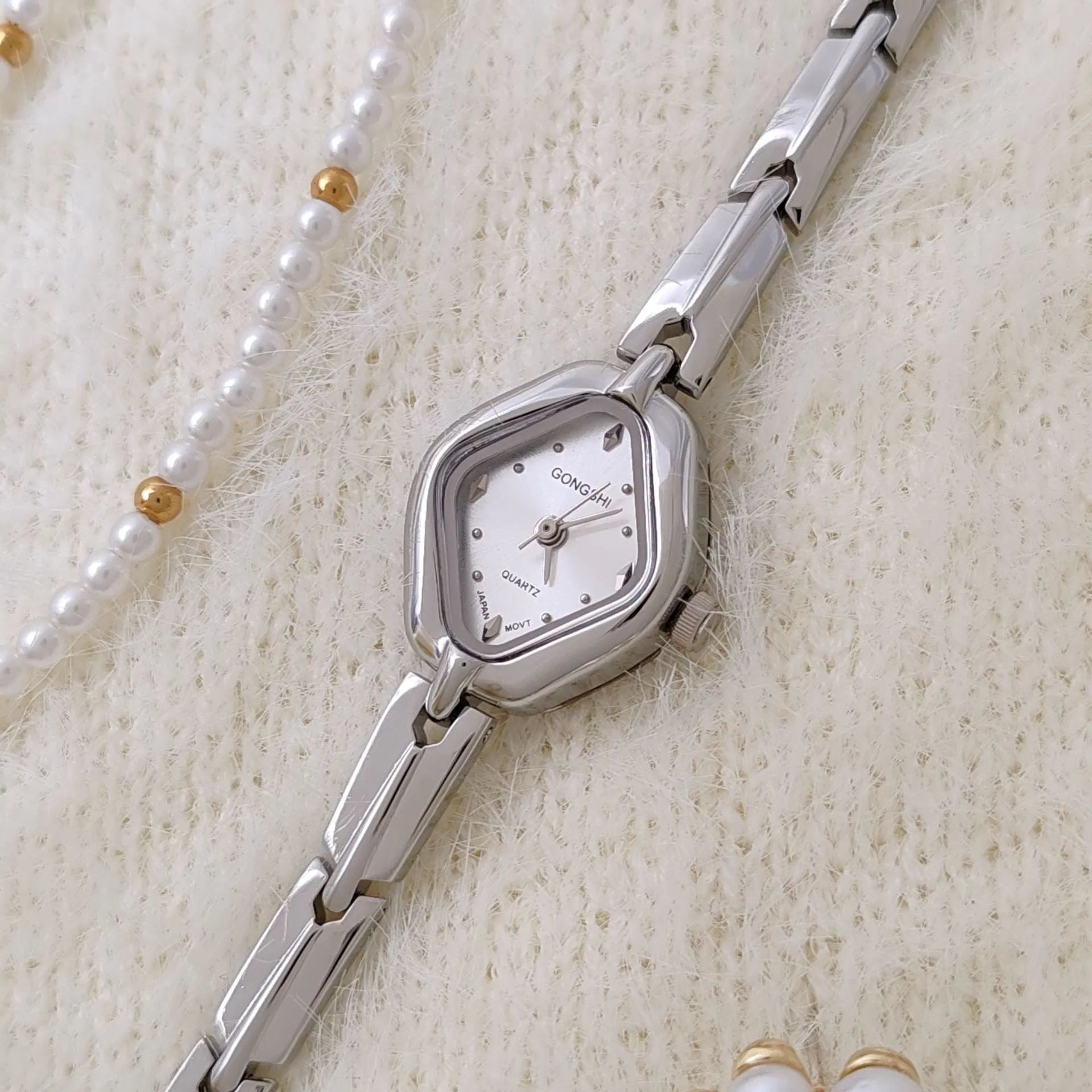 Women's gold or silver fashion bracelet watch with 18mm dial and chain strap.