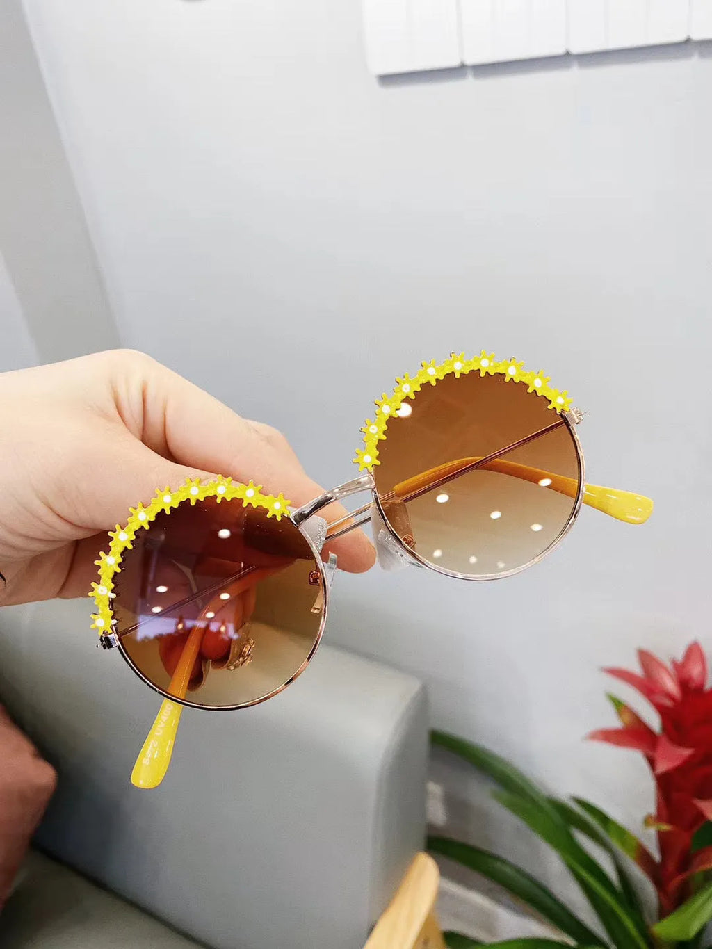 Children's fashion flower sunglasses with metal texture, resin lenses, blue frame, retro style