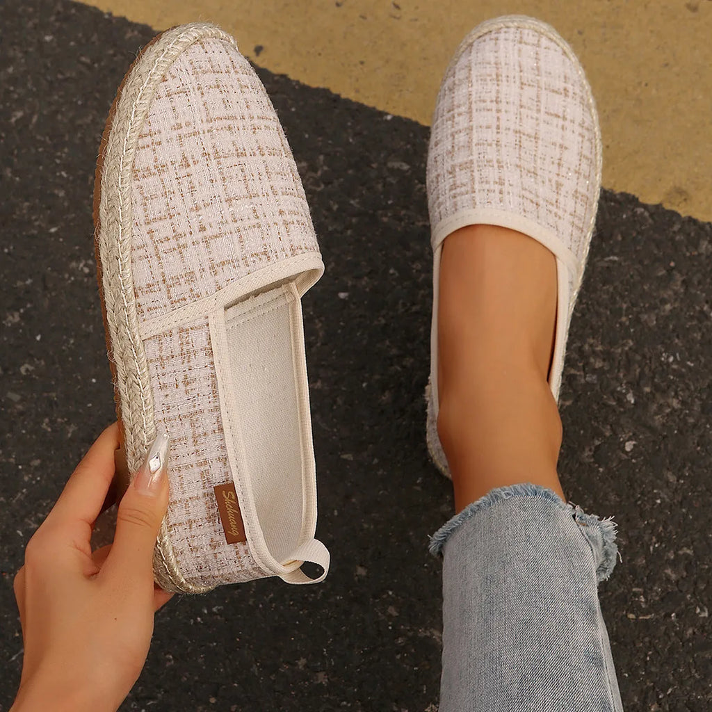 Fisherman shoes in beige with canvas upper and rope-style bottom, flat heel design