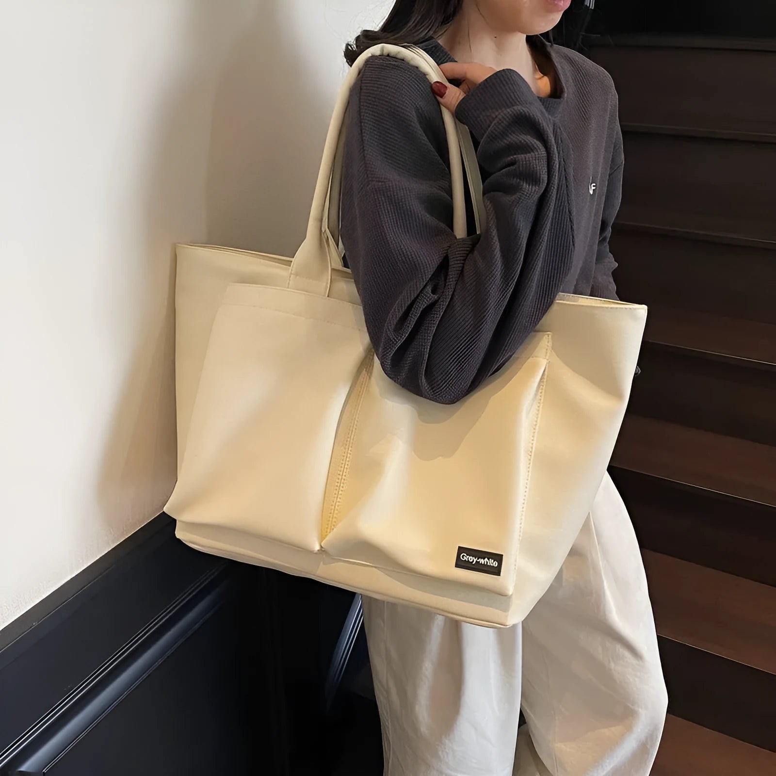 Sporty simplicity shoulder bag in solid colour with expandable 20-35L capacity