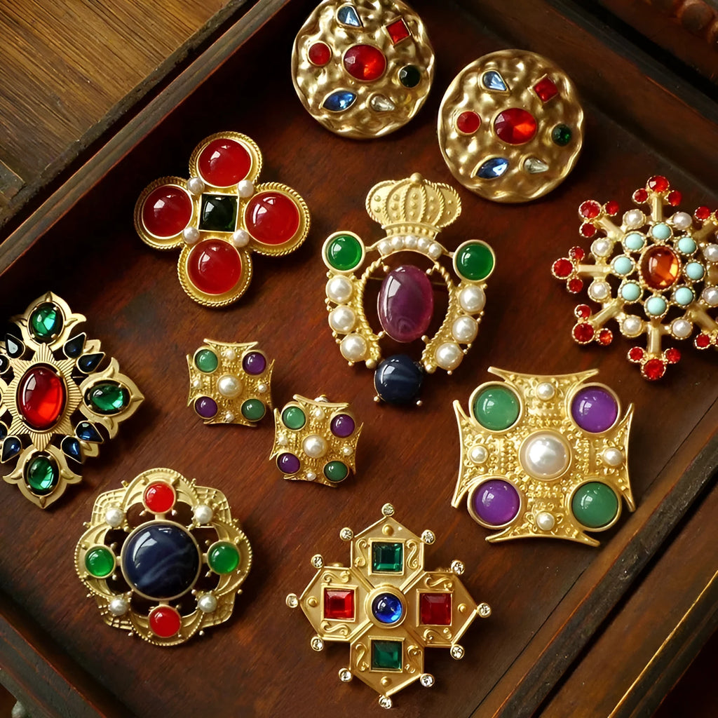 Retro baroque vintage brooch with diamond shape and zinc alloy construction