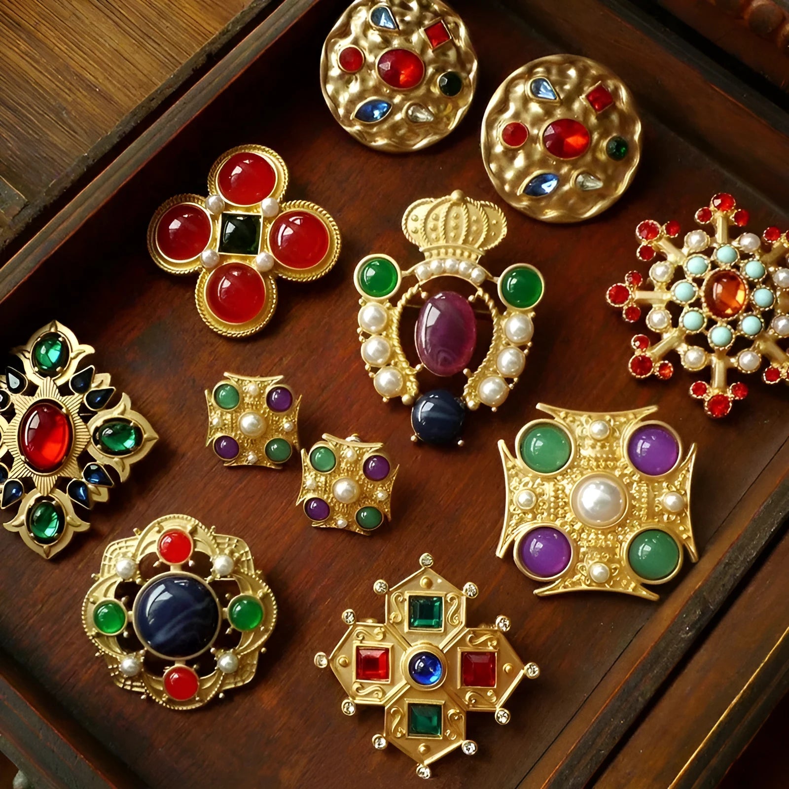 Retro baroque vintage brooch with diamond shape and zinc alloy construction