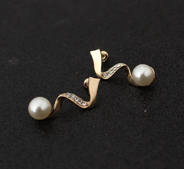 Gold electroplated pearl necklace and earrings set with deep V clavicle design