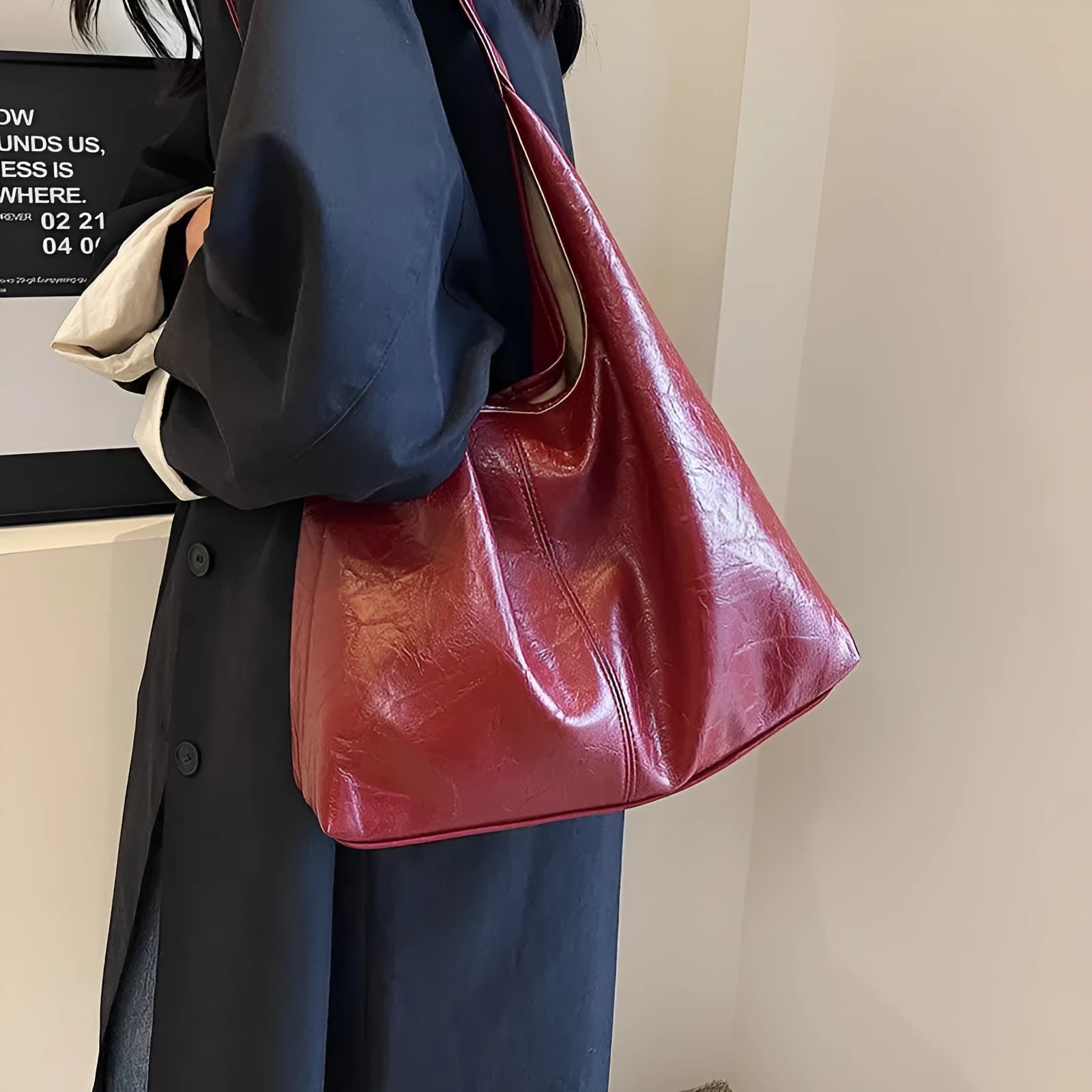 Casual soft PU leather large shoulder bag in street trend style with sandwich pockets.