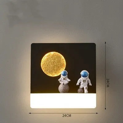 Astronaut-shaped iron shelf wall lamp for bedside, in black or white, round or square.