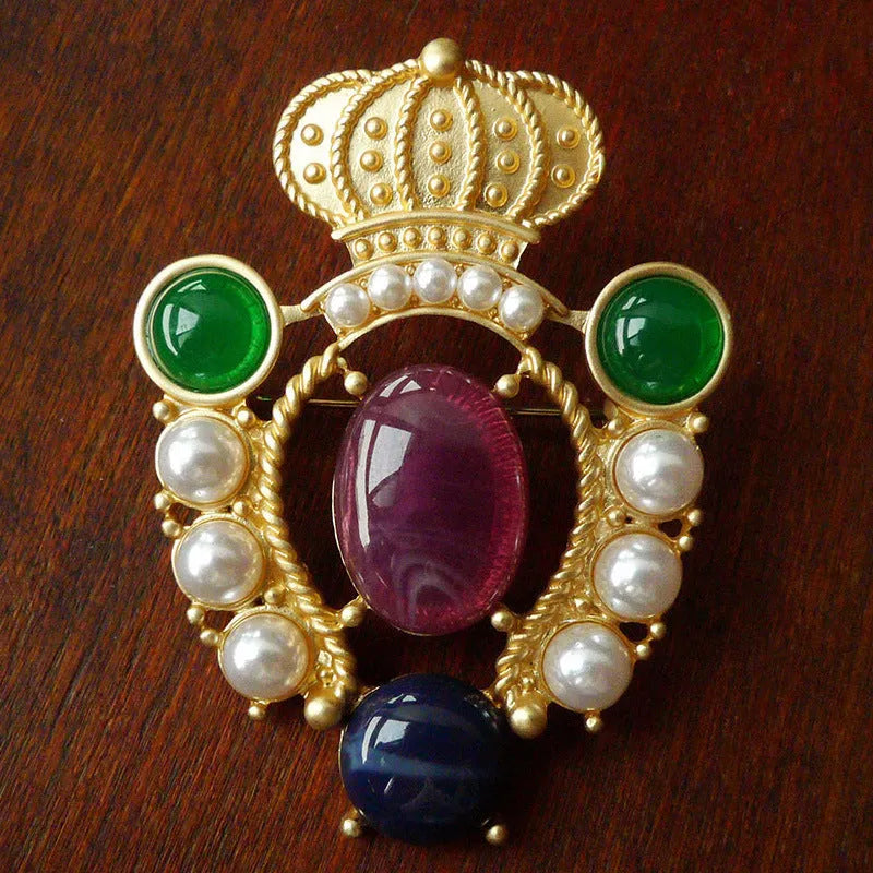 Retro baroque vintage brooch with diamond shape and zinc alloy construction