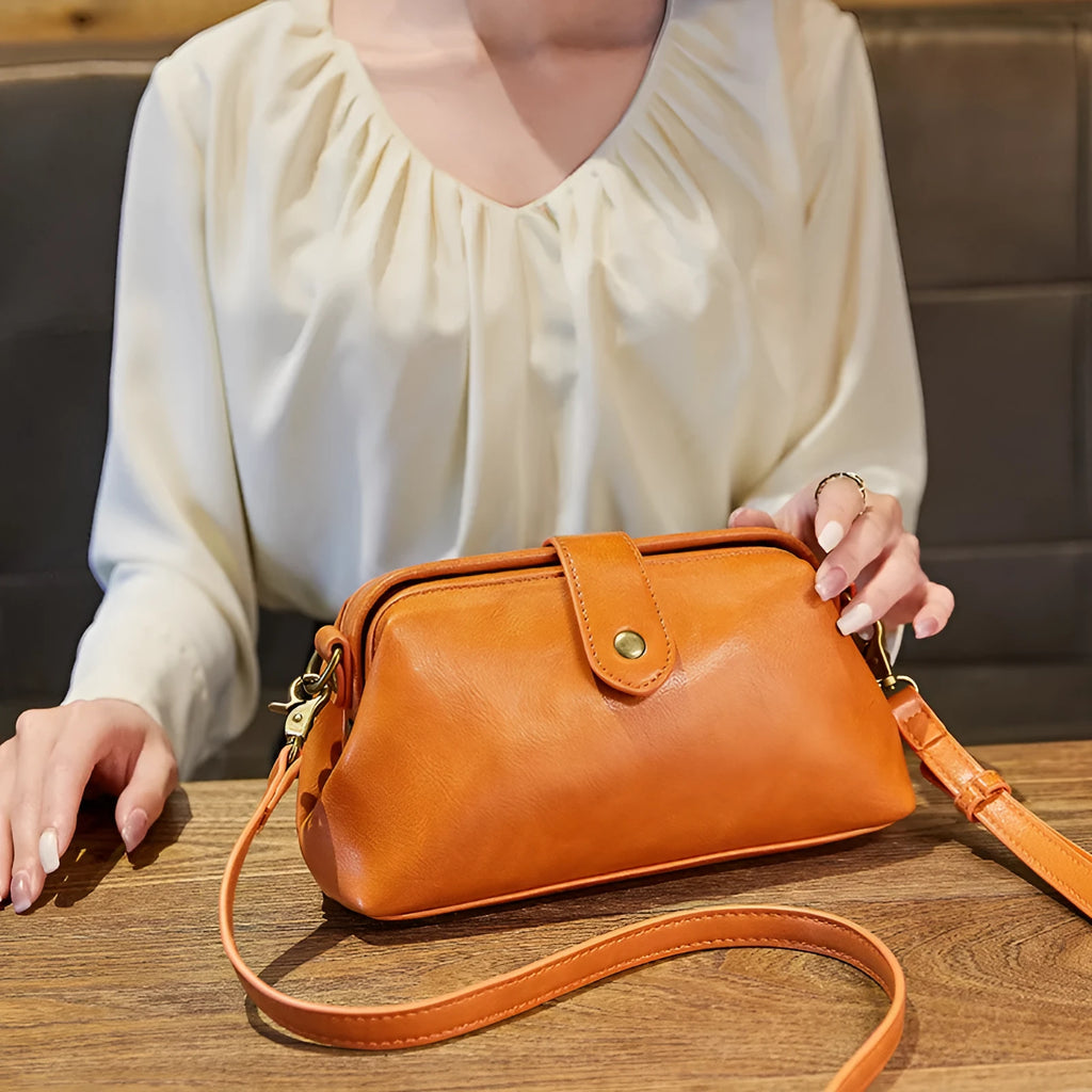 Trend retro women's messenger bag in PU with polyester lining, clamshell opening, Black or Brown, horizontal square shape