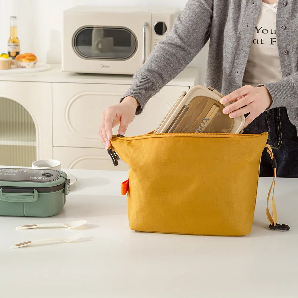 Japanese-style insulated lunch bag in Army Green colour with Oxford cloth material.