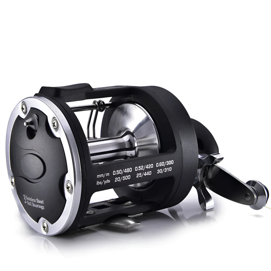 Black right-hand trolling fishing reel for saltwater, metal body, 3.8:1 gear ratio, star drag, 8.2 x 9.2cm