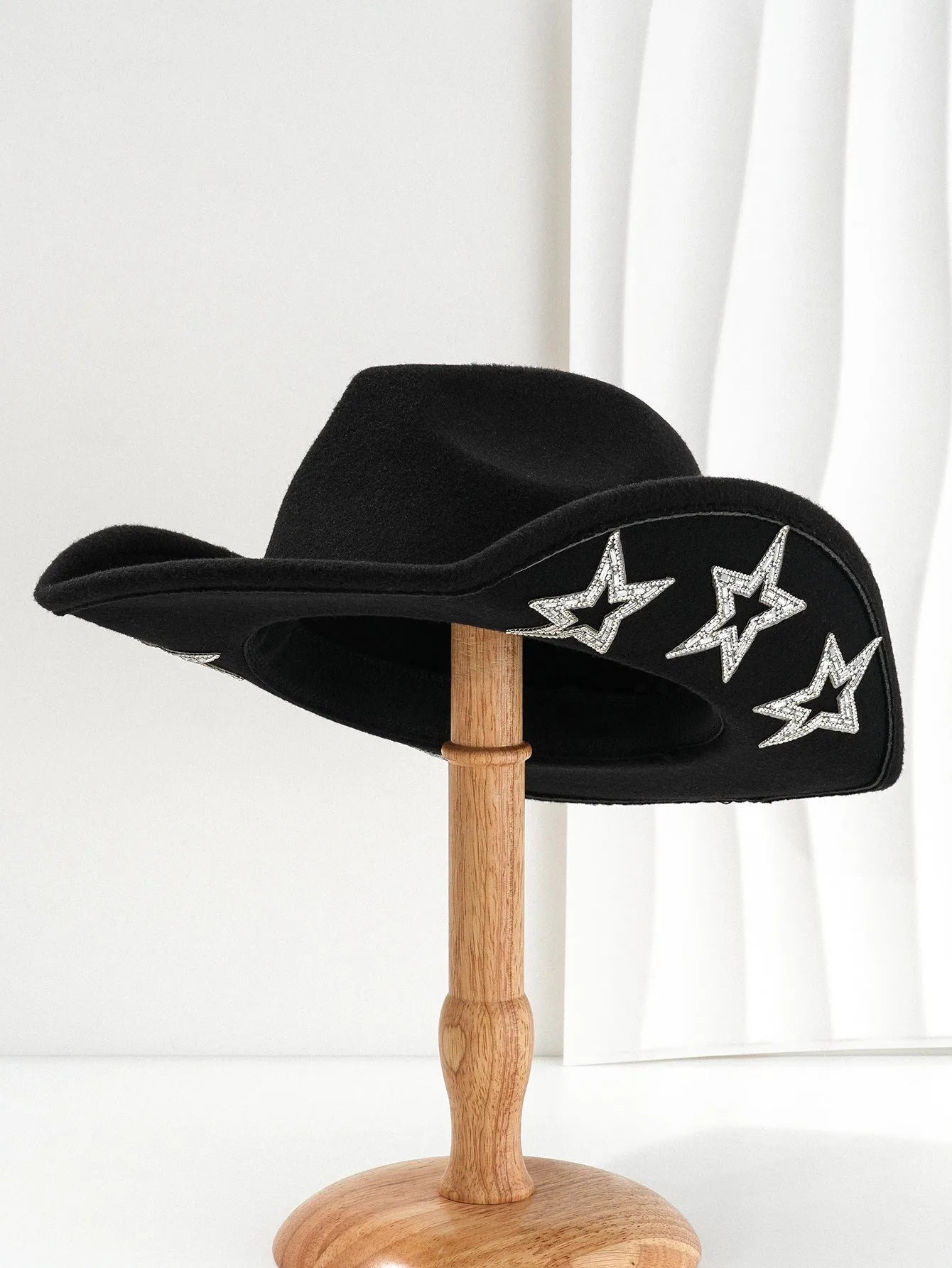 Beige woolen felt western hat with conical crown and hexagonal star on the front, size M for 56-58cm head circumference.