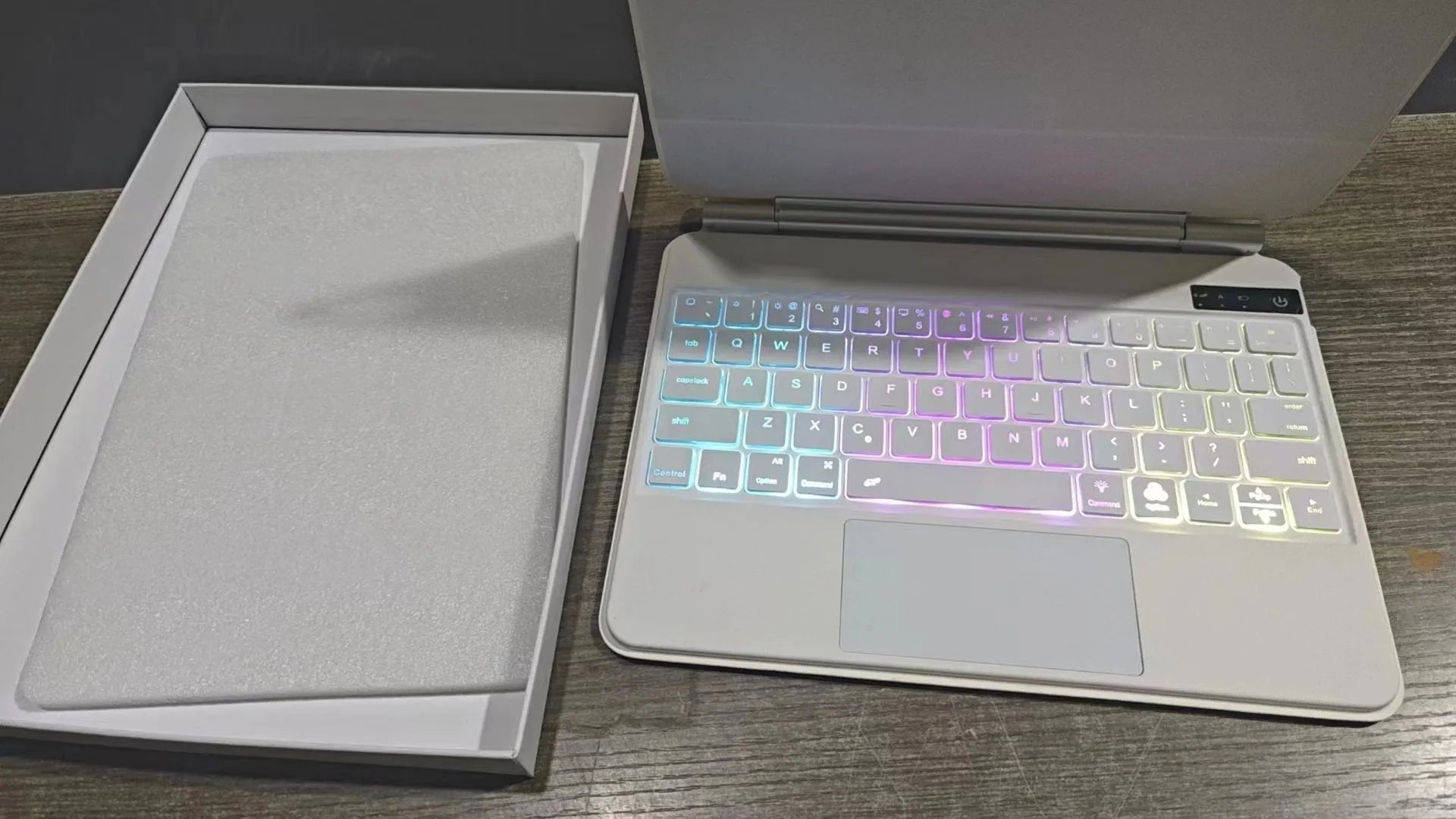 11-inch Bluetooth keyboard case for iPad with magnetic protective cover in five colour options