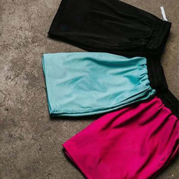 Men's solid colour mesh quick-drying shorts for summer running and fitness.