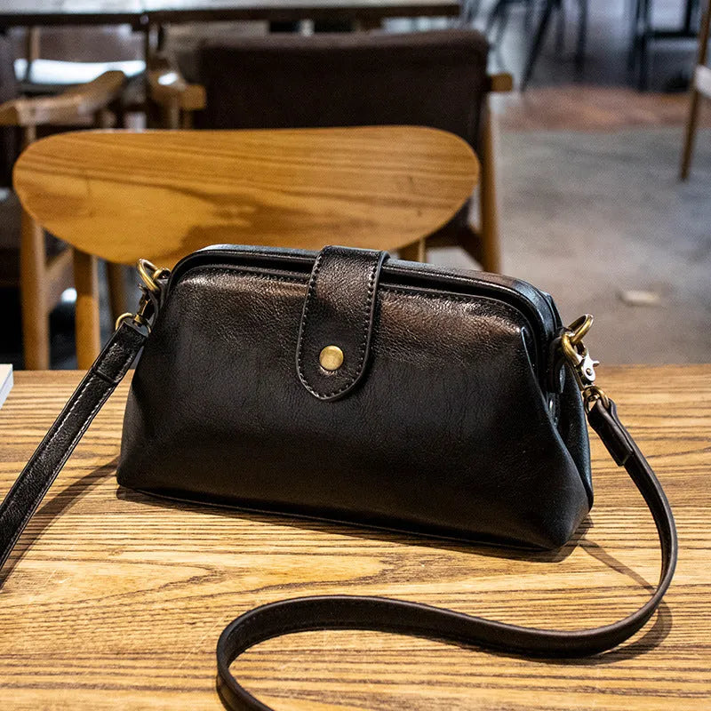 Trend retro women's messenger bag in PU with polyester lining, clamshell opening, Black or Brown, horizontal square shape