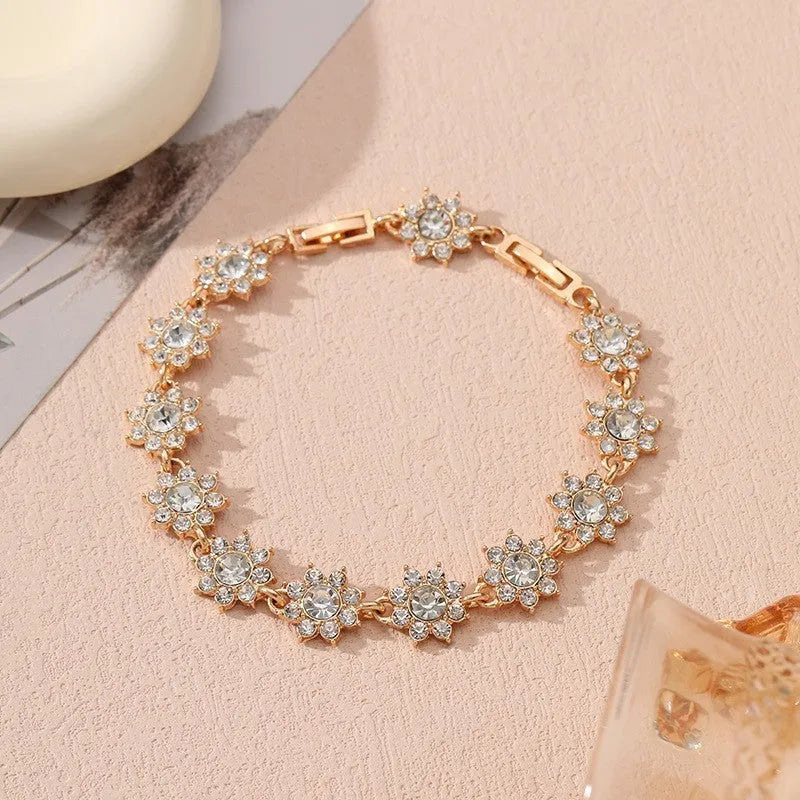 Coloured gemstone bracelet with flower-shaped design in gold and silver colour variations