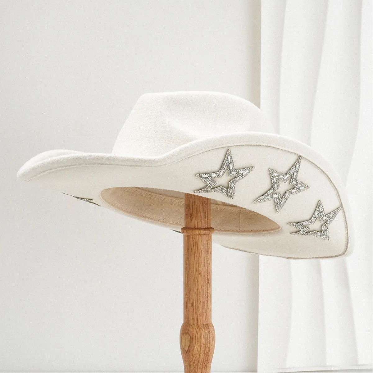 Beige woolen felt western hat with conical crown and hexagonal star on the front, size M for 56-58cm head circumference.