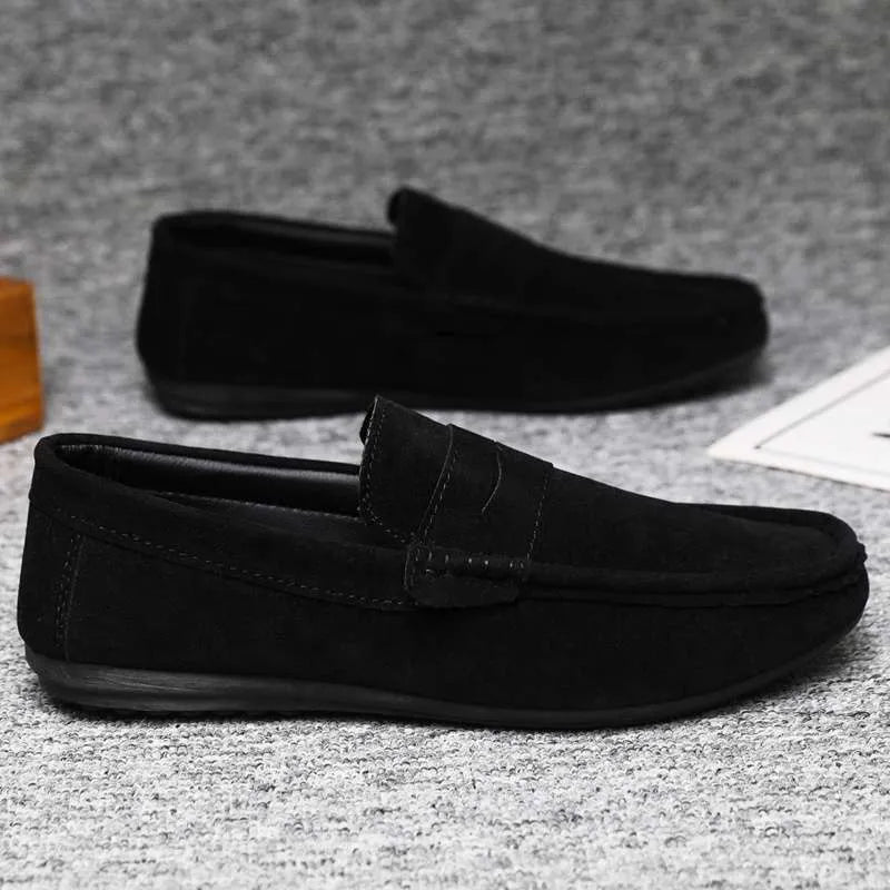Men's Gommino Korean slip-on loafers in black with grape particle texture detail and rubber sole