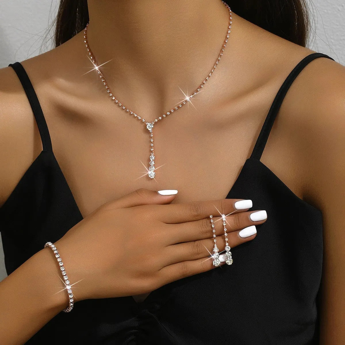 Bridal jewellery three-piece set with rhinestone pendants and snake bones chain in silver finish