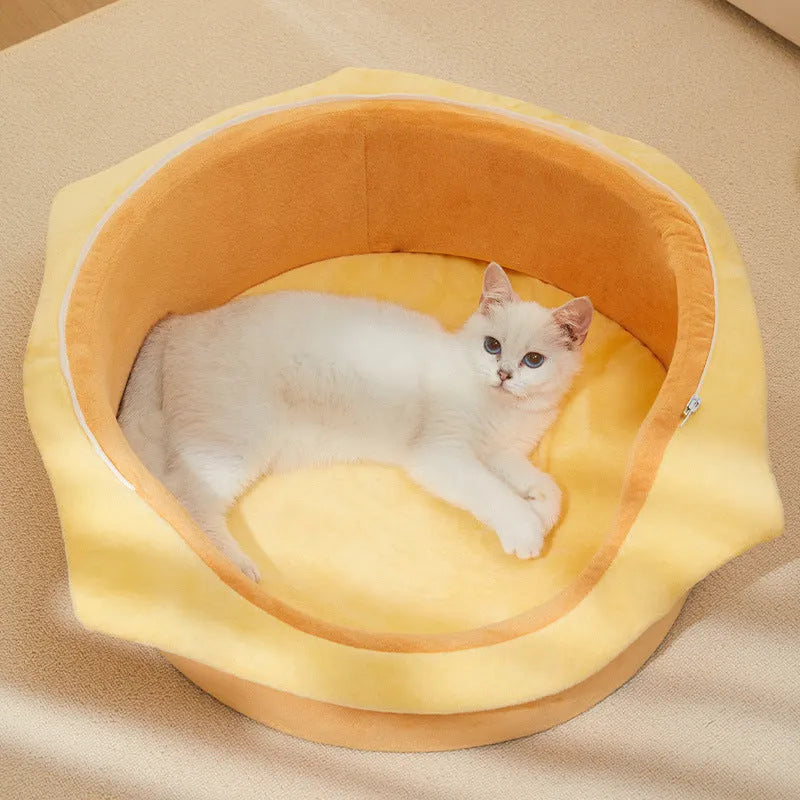 Disassemblable insulated cat kennel with removable lining for seasonal use