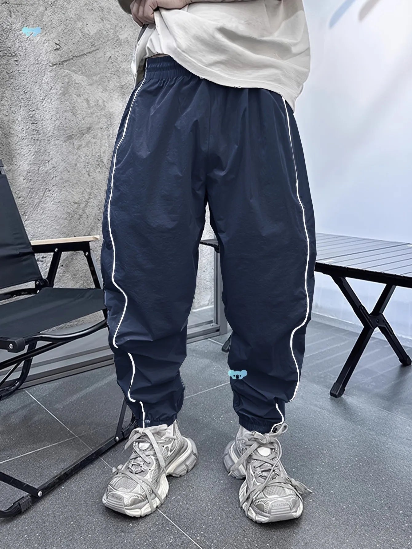 Men's loose-fit casual cropped trousers in bamboo fibre, shown in Army Green colour.