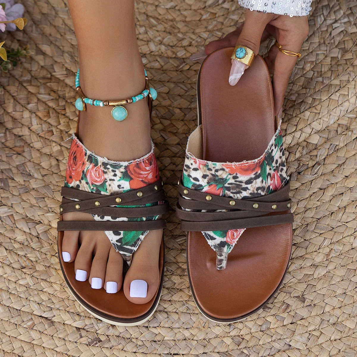 Plus size beach sandals slippers in flip-flop style with artificial PU upper and rubber sole