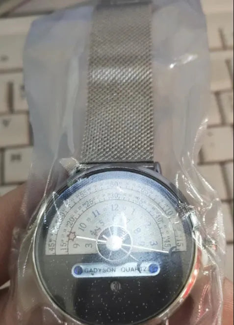 Men's round dial quartz watch with gold or silver alloy case and stainless steel or leather strap options