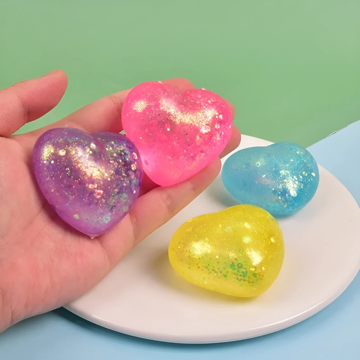 Malt sugar love squeezing toy vent ball in TPR, heart shape, 6 cm by 5.5 cm, random colour, for teens aged 7-14