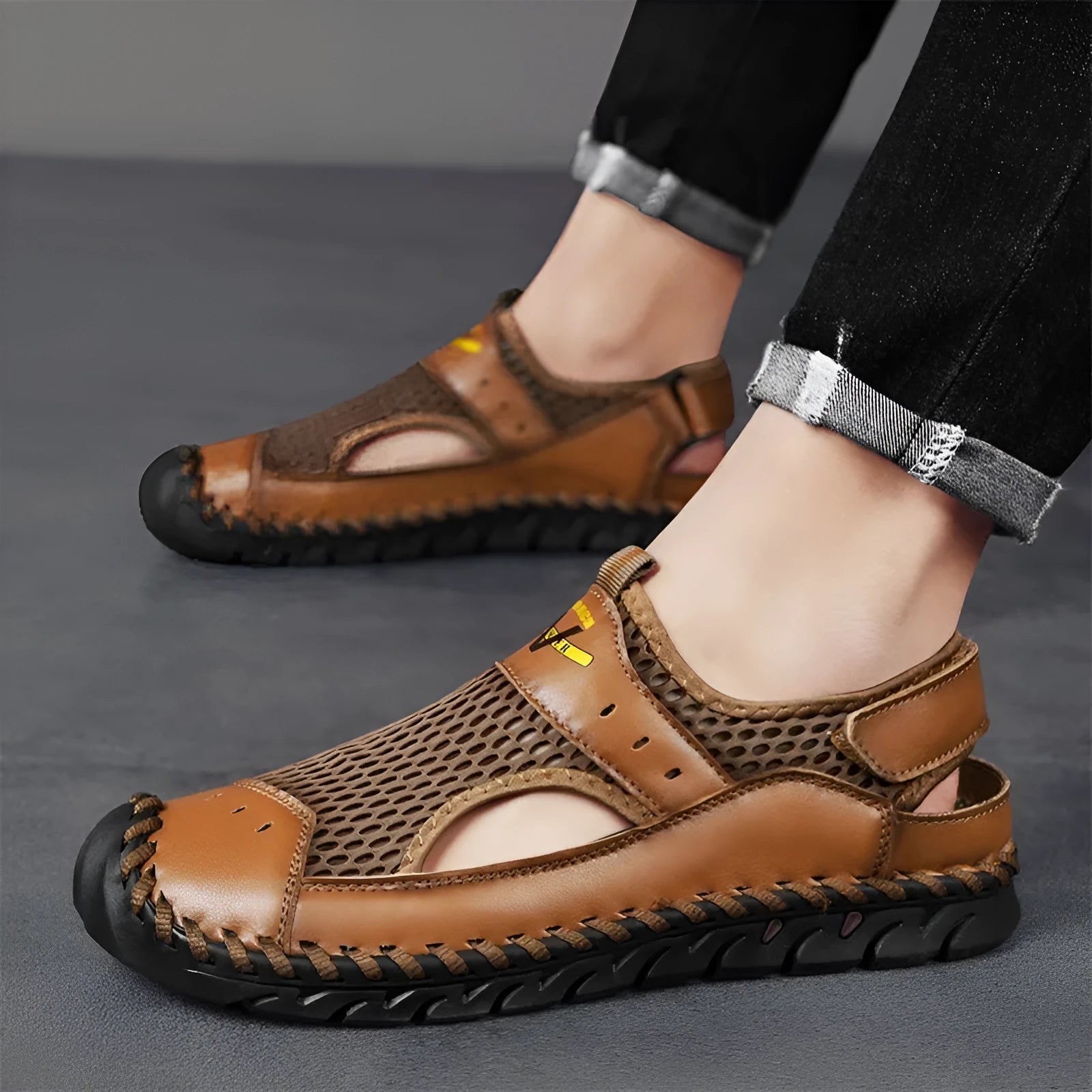 Men's brown breathable mesh low-top casual pumps with a round toe and elastic band