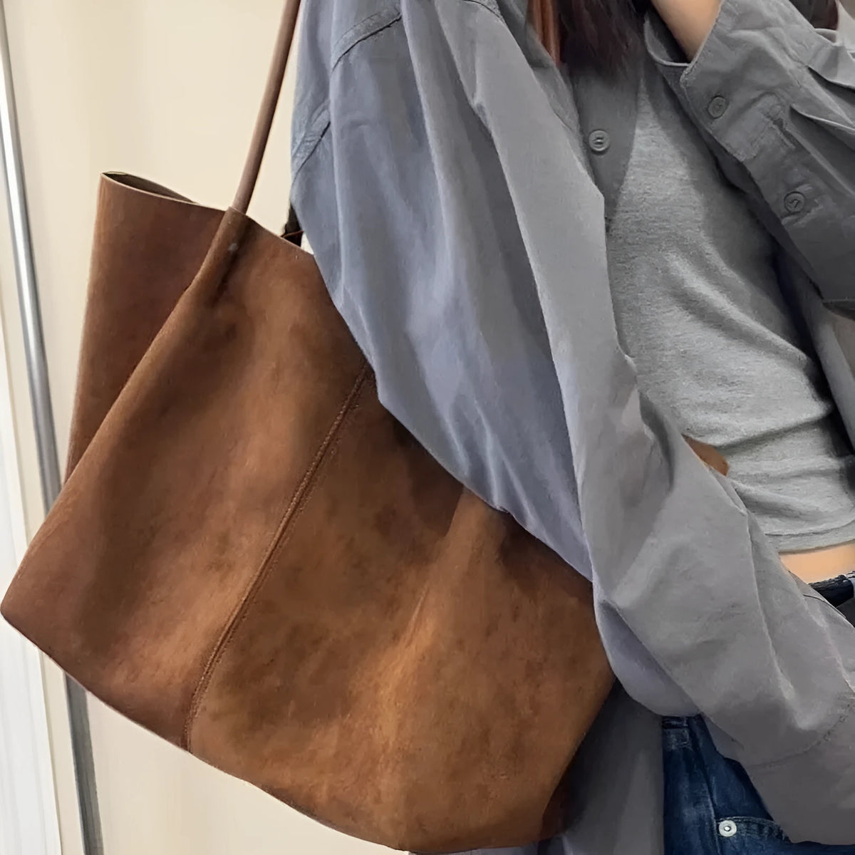 Large capacity PU tote bag in coffee colour with double joint shoulder straps, three-dimensional outer pocket, and document bag, horizontal square retro commuter style.